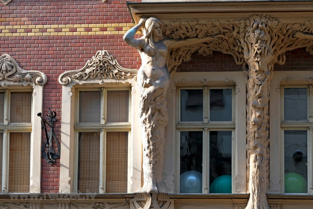 Caryatid sculpture on the Facade (Smilšu Street 2)