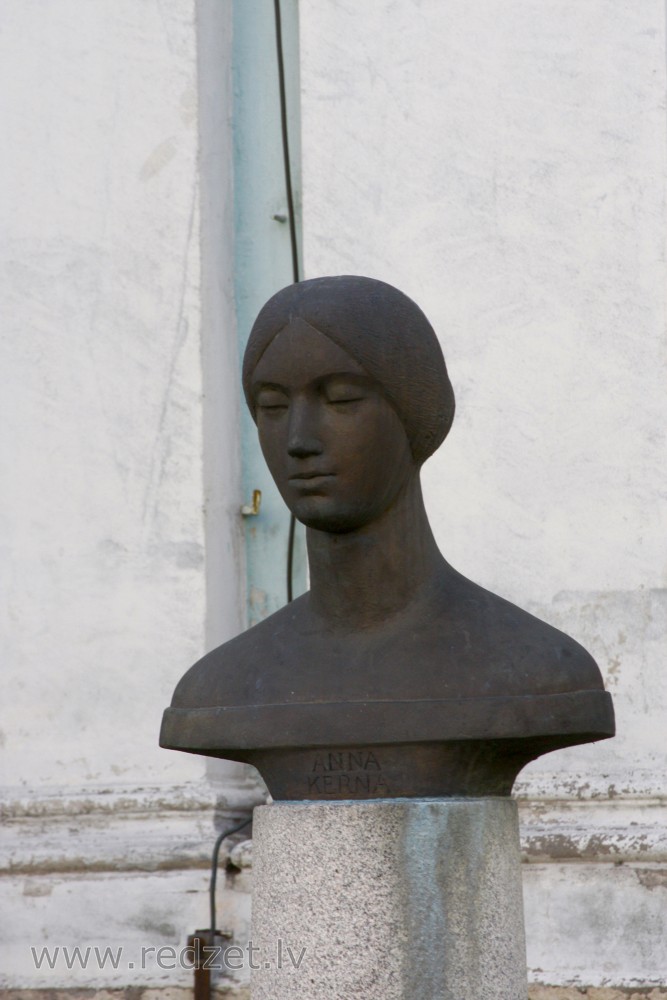 Piemineklis - krūšutēls Annai Kernai