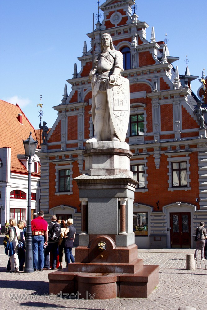 Bruņinieka Rolanda statuja Rīgas Rātslaukumā