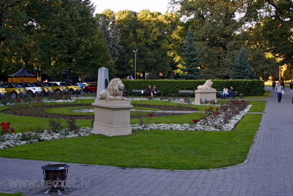 Lauvu skulptūras pie Vernisāžas Rīgā