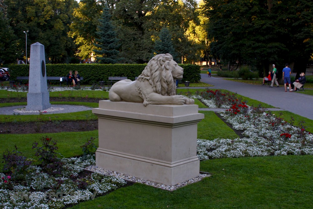 Lauvas skulptūra pie Vernisāžas Rīgā