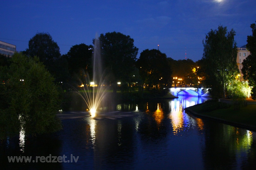 Rīgas pilsētas kanāls naktī