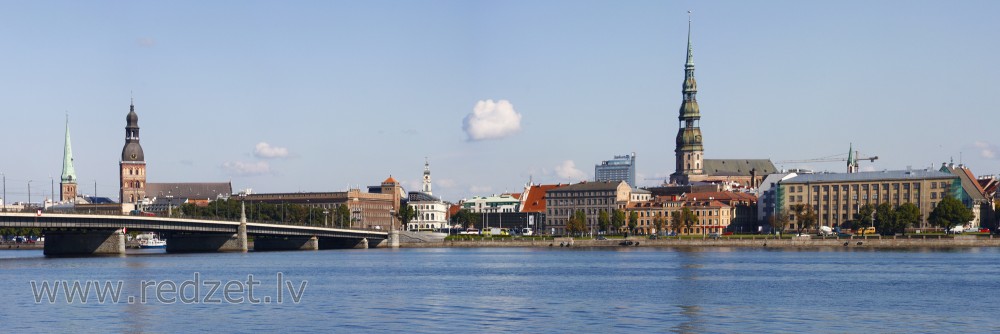 Vecrīgas panorāma skatoties no Daugavas kreisā krasta