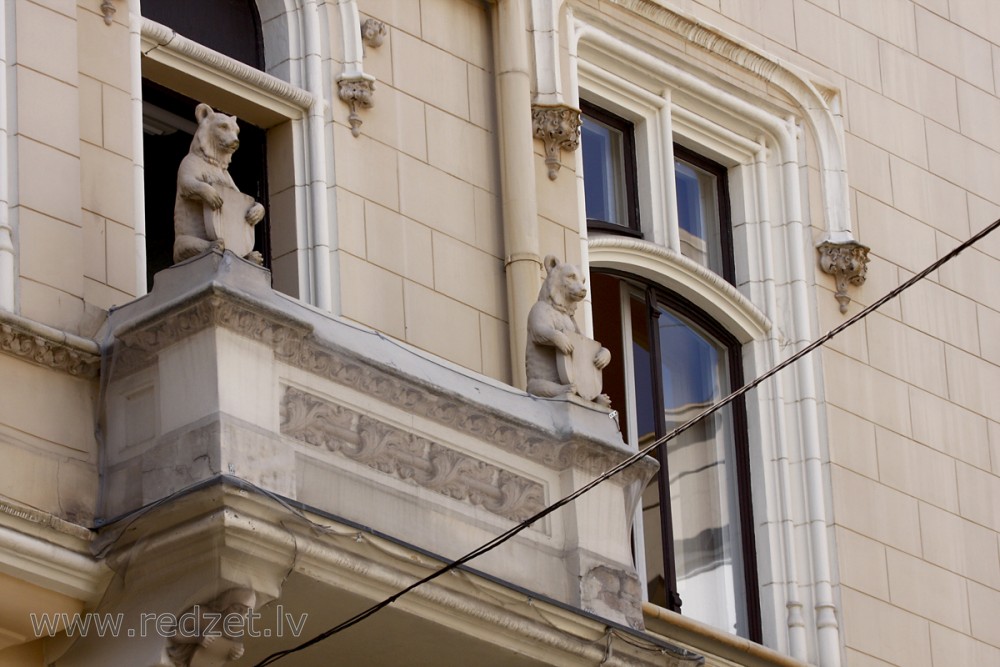 Lāču skulptūras ēkas fasādē (Amatu iela 4)