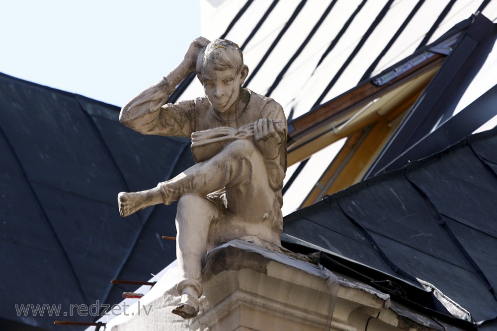 Zēna skulptūra ēkas fasādē (Amatu iela 4)