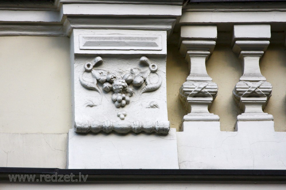 Fasādes dekors (Ausekļa iela 2)