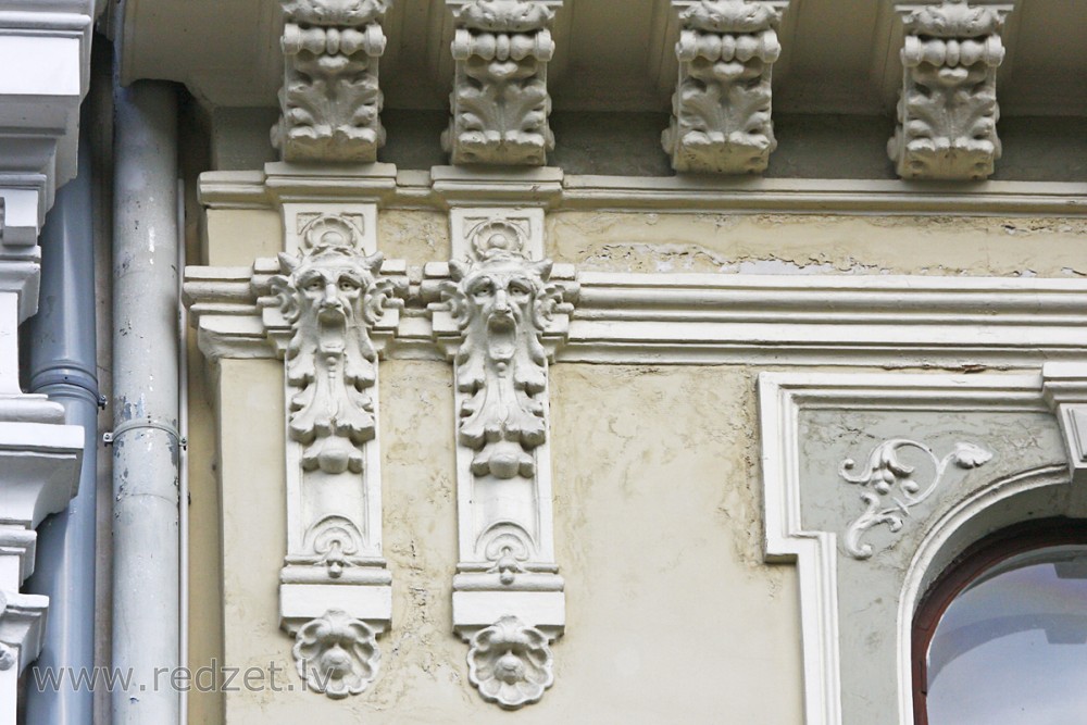 Fasādes dekors (Ausekļa iela 2)