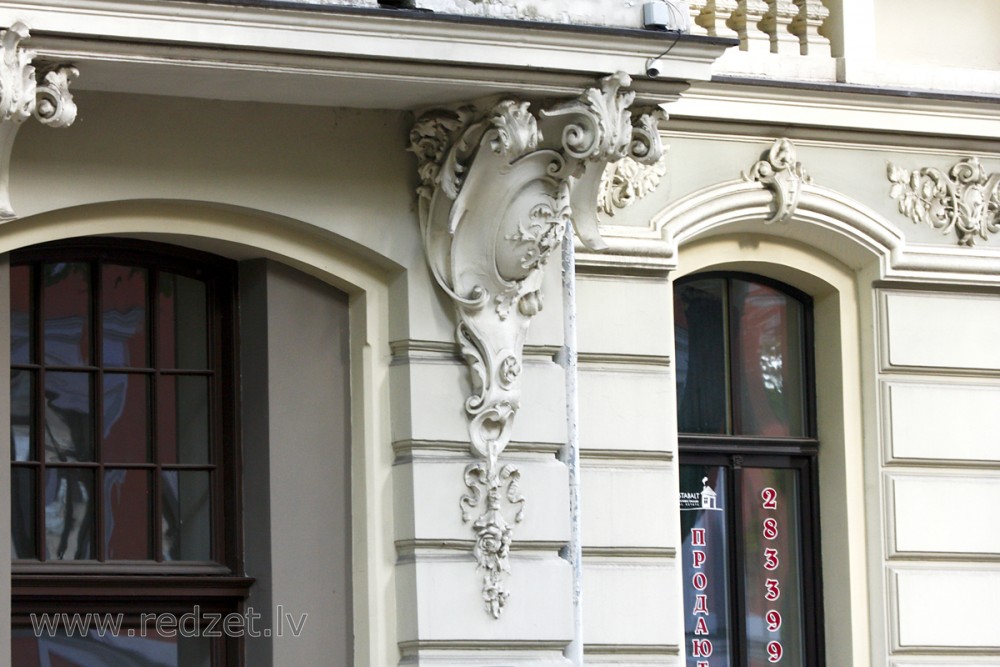 Fasādes dekors (Ausekļa iela 2)