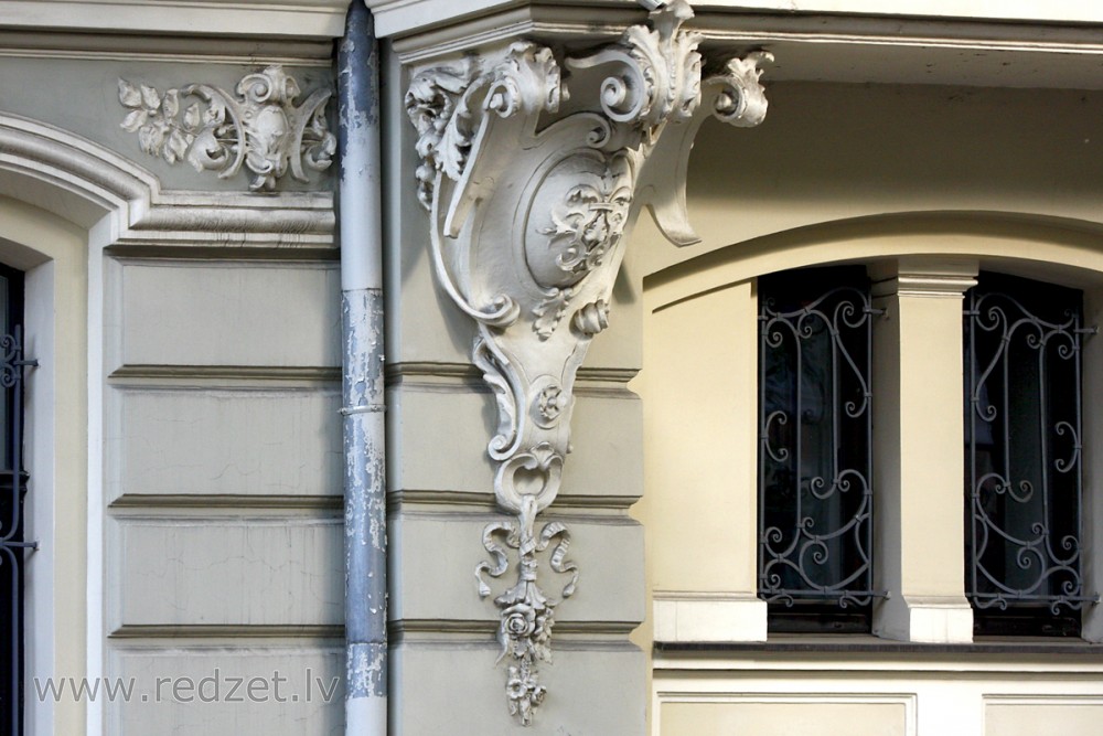 Fasādes dekors (Ausekļa iela 2)