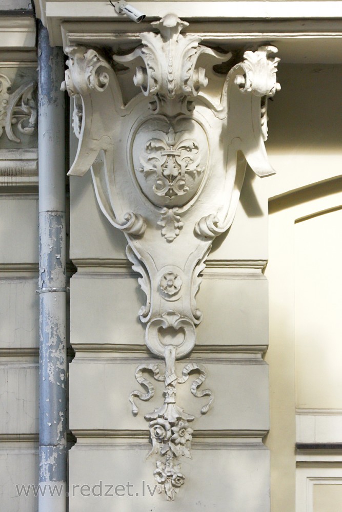 Fasādes dekors (Ausekļa iela 2)