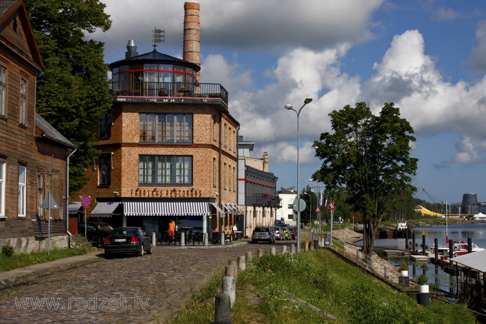 Fabrikas restorāns (Balasta dambis 70)