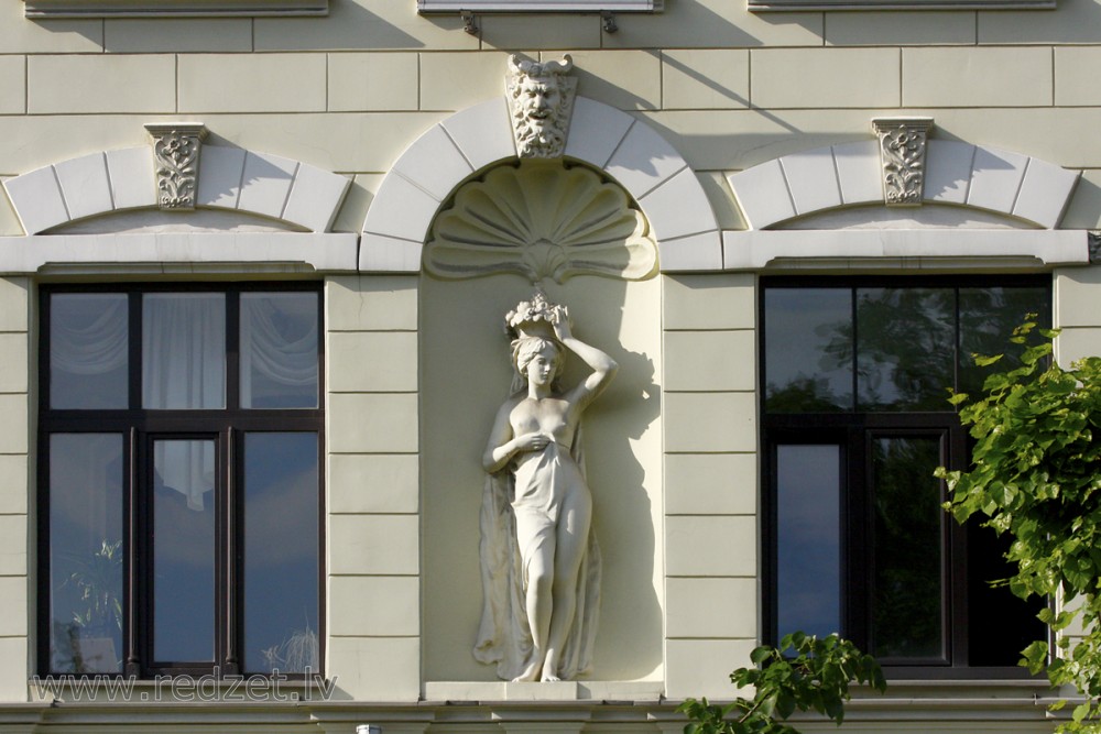 Skulptūra ēkas fasādē (Elizabetes iela 17)