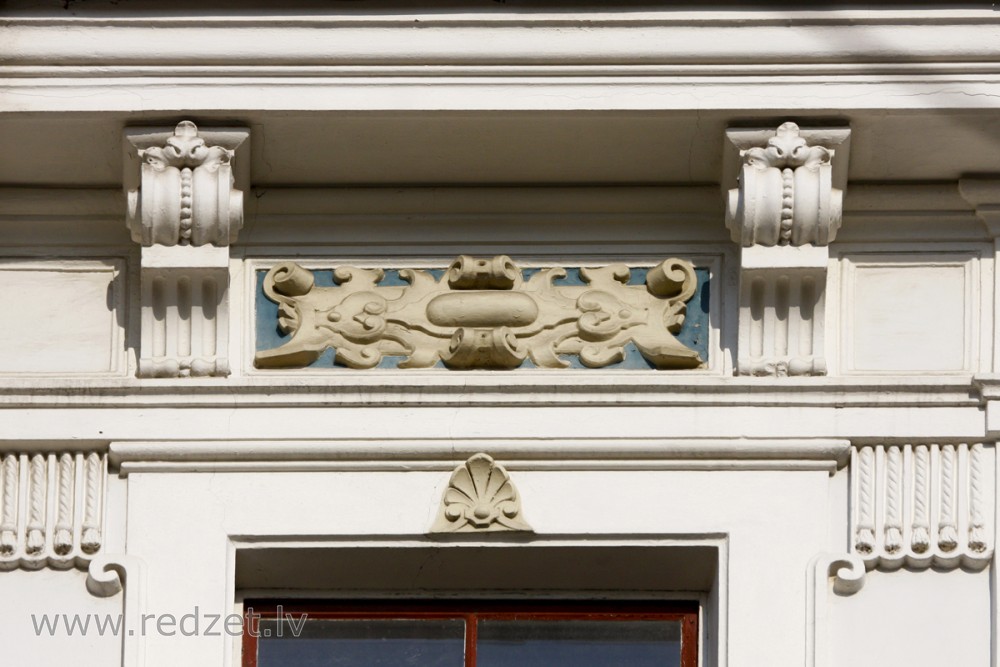 Fasādes dekors (Elizabetes iela 77)
