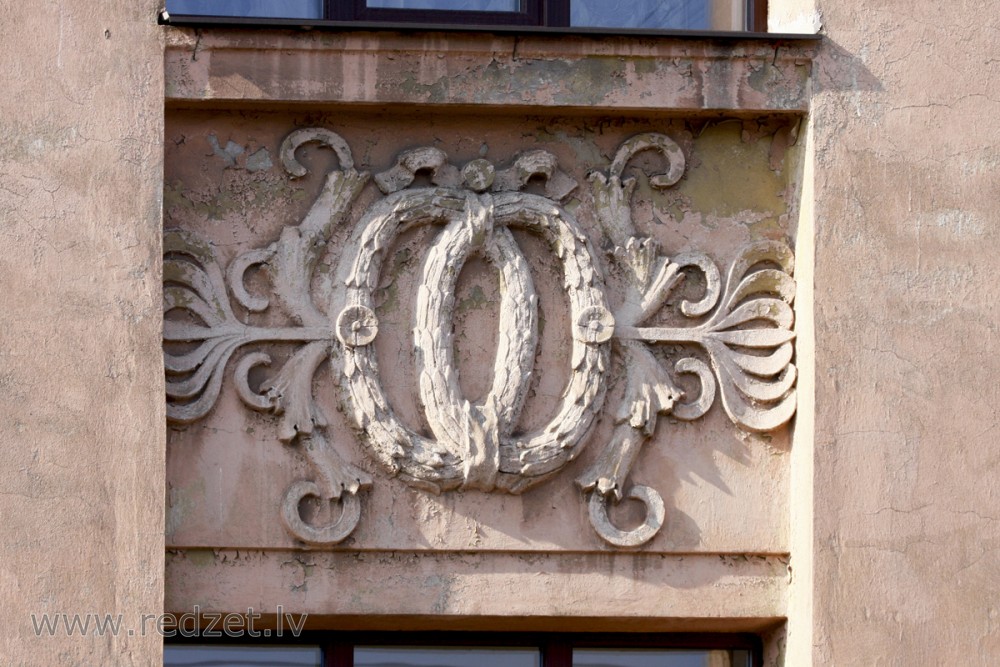 Fasādes dekors (Jēzusbaznīcas iela 5)