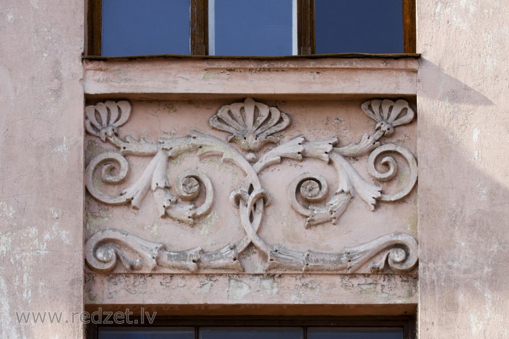 Fasādes dekors (Jēzusbaznīcas iela 5)