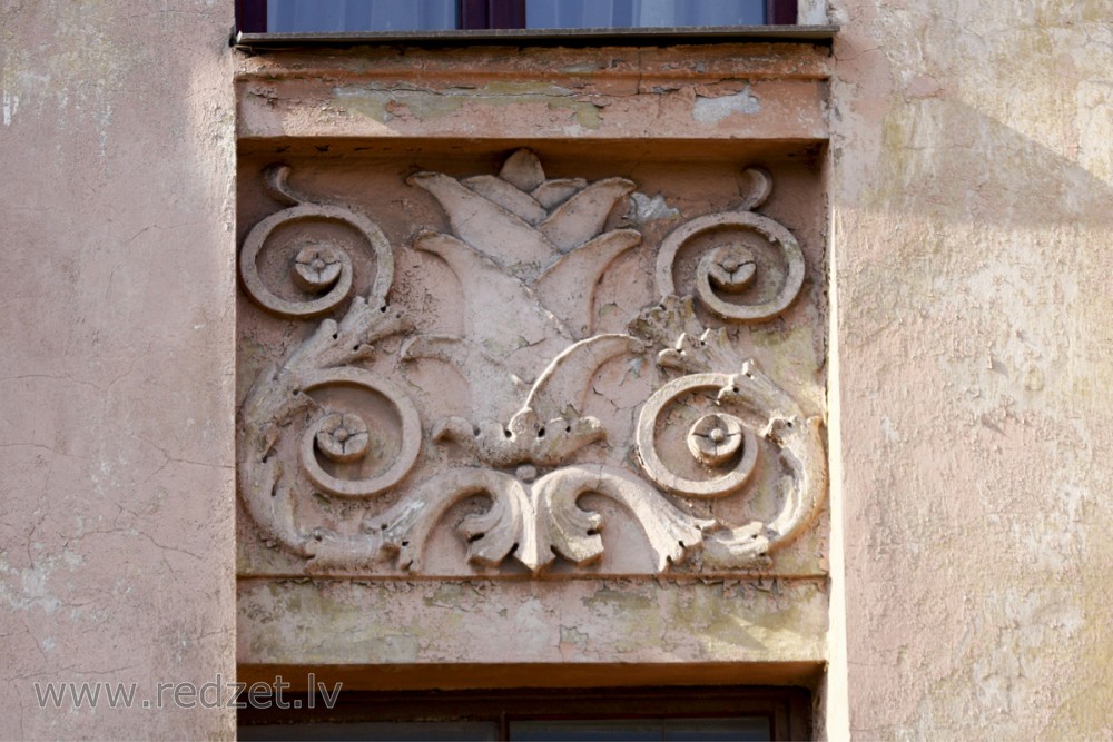 Fasādes dekors (Jēzusbaznīcas iela 5)