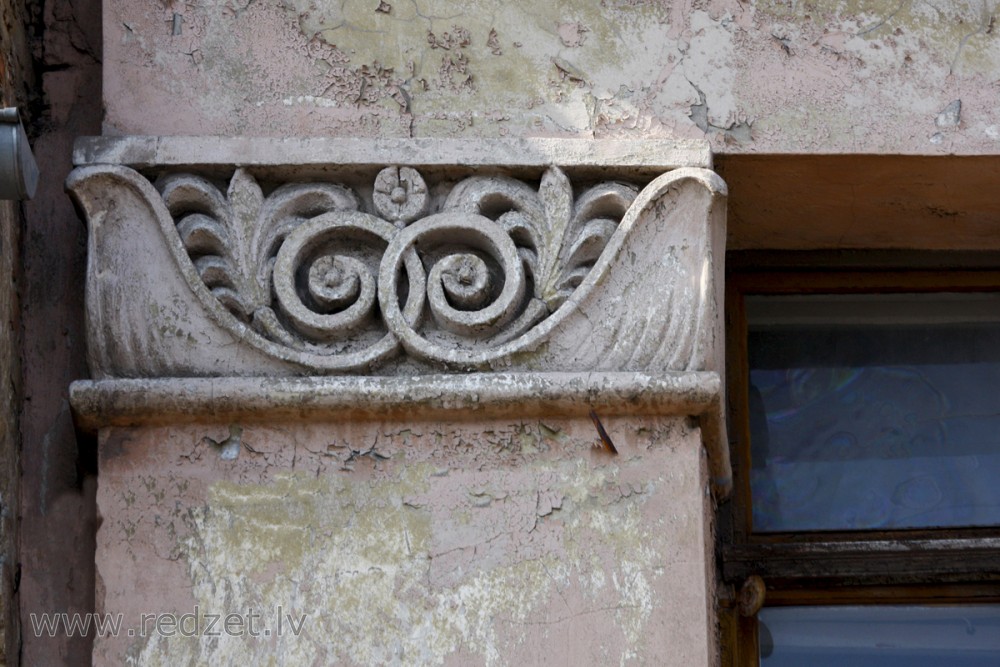 Fasādes dekors (Jēzusbaznīcas iela 5)