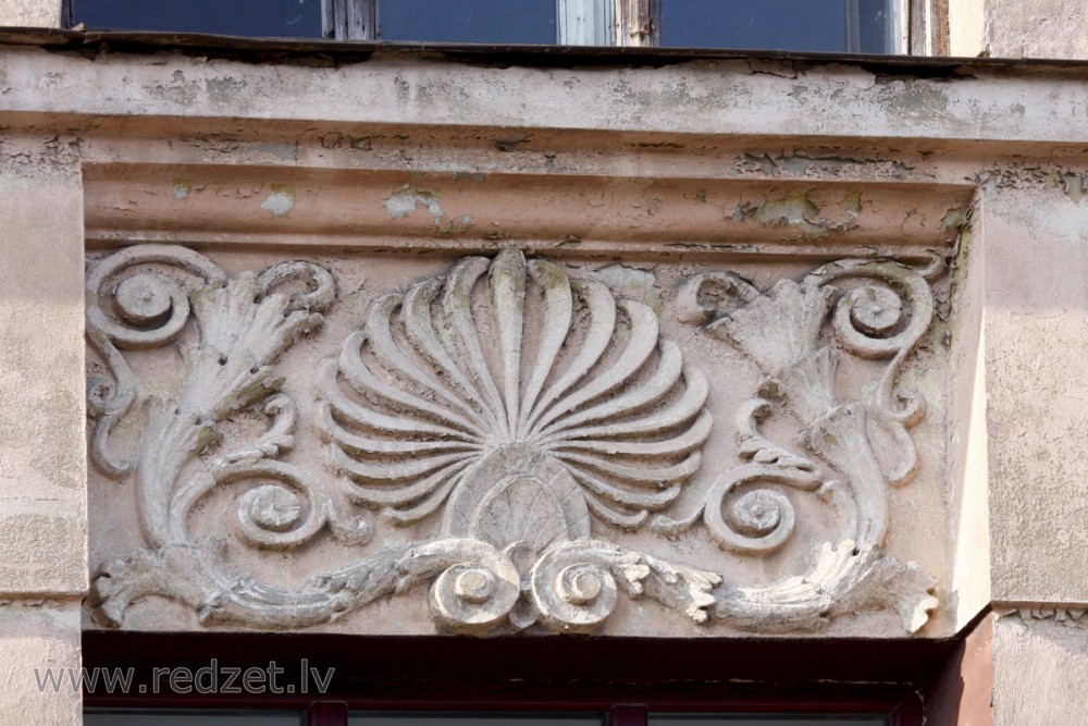 Fasādes dekors (Jēzusbaznīcas iela 5)