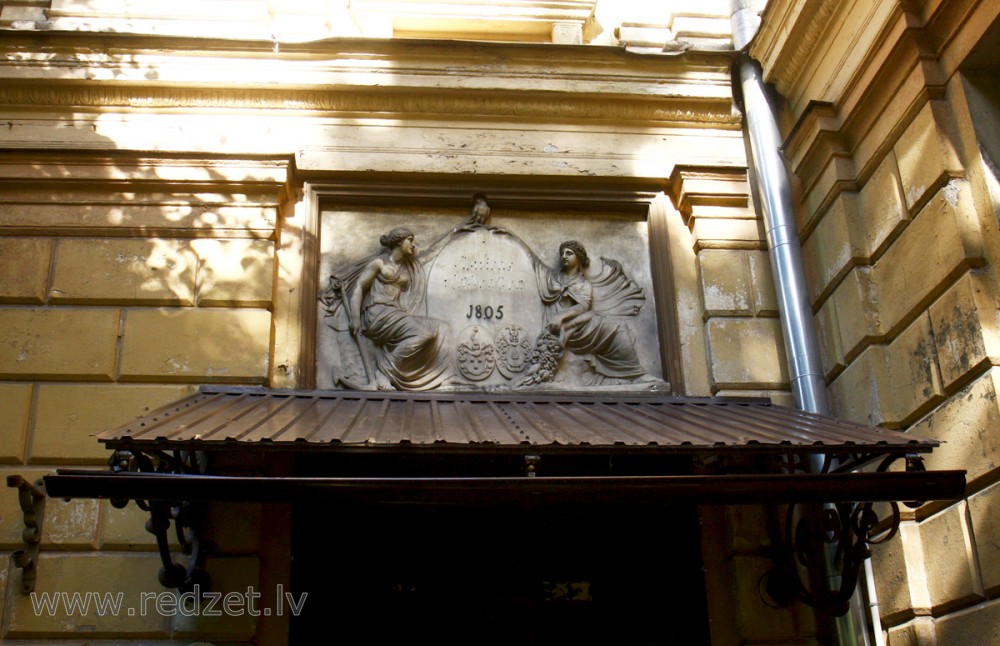 Fasādes dekors (Epitāfijas cilnis Kalpaka bulvārī 11)