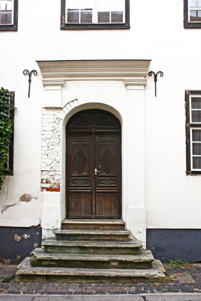 Koka durvis (Klostera iela 5)