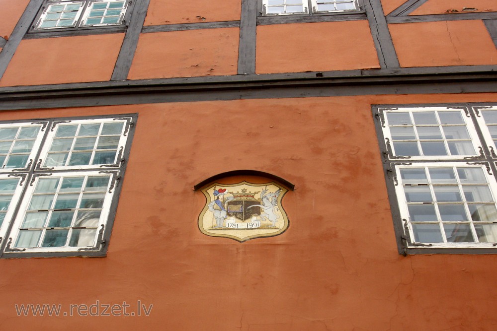 Ēkas fragments ar ģērboni (Klostera iela 7)