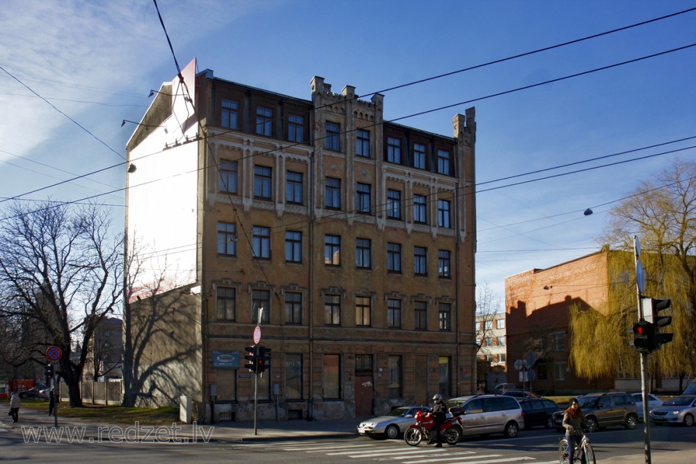 Rīga, Lāčplēša iela 110