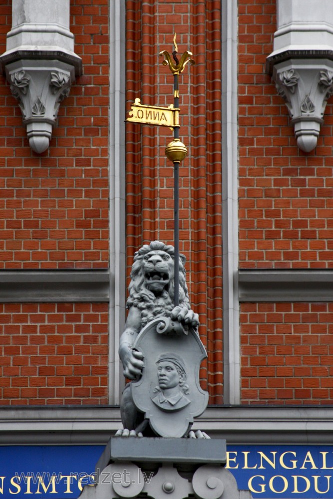 Lauvas skulptūra ēkas fasādē (Rātslaukums 7)