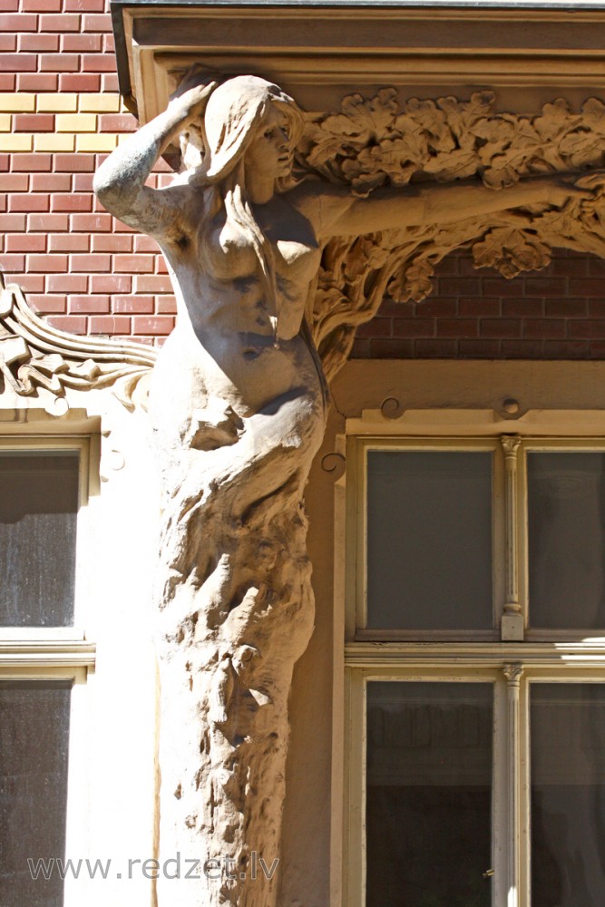 Kariatīdes skulptūra ēkas fasādē (Smilšu iela 2)