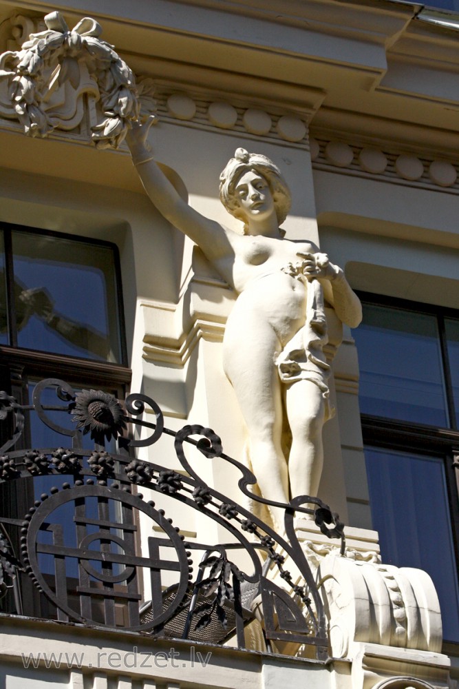 Skulptūra ēkas fasādē (Smilšu iela 8)