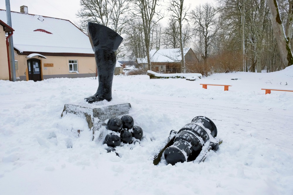 Piemiņas zīme "Kārļa XII zābaks" ziemā