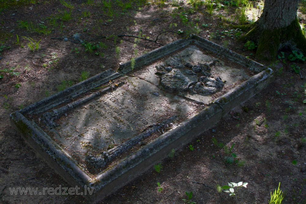 Baron fon Bury's Grave in Ugāle hillfort
