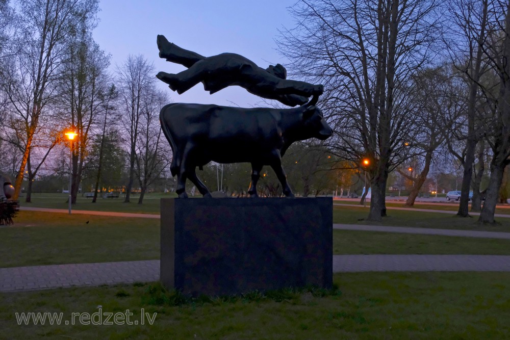Saimnieka levitācija virs Kurzemes Zilās govs... naktī