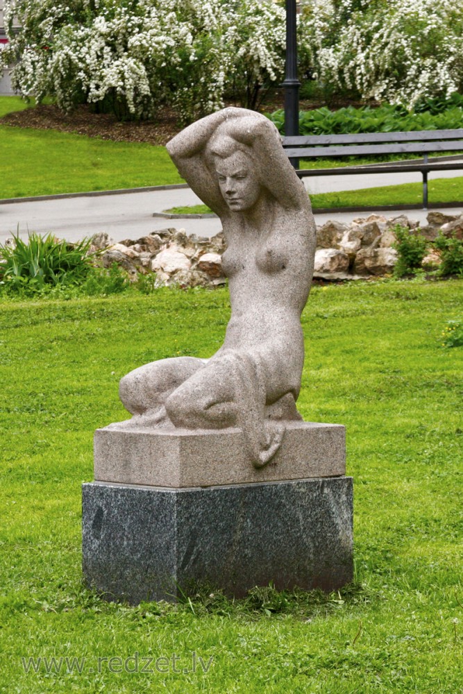 Skulptūra Bastejkalnā, Rīgas Kanālmalas apstādījumos