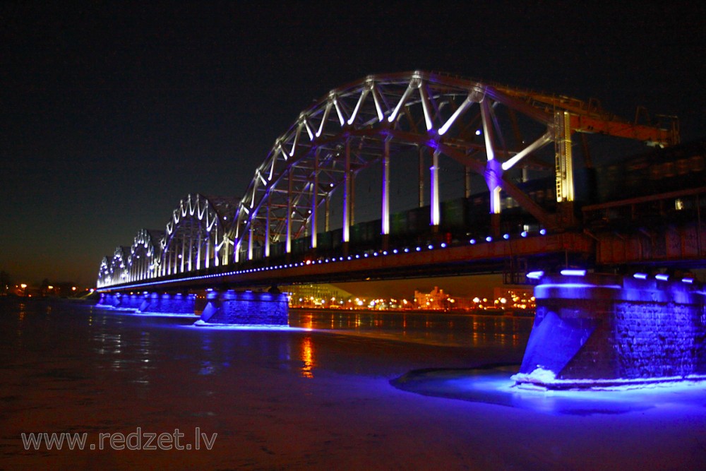 Izgaismots Dzelzceļa tilts Rīgā