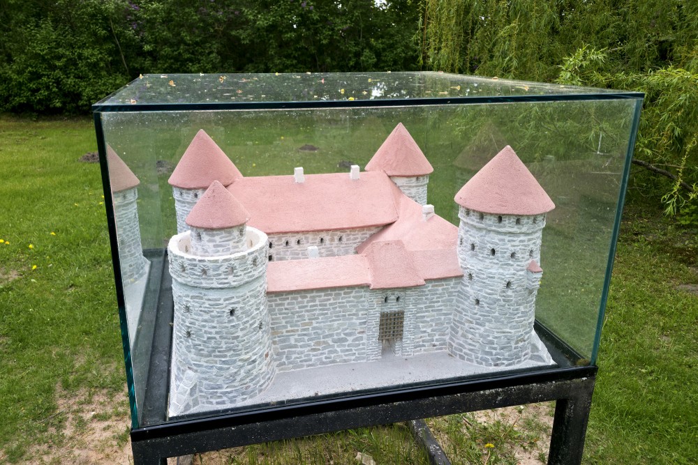 Scale model of the Jaundole Castle in a glass showcase