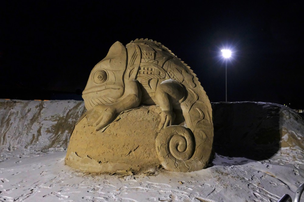Smilšu skulptūru parks "Summer Signs 2022" februāra naktī