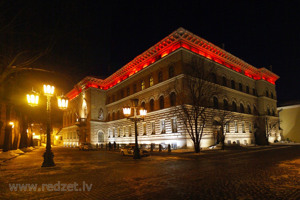 Latvijas Republikas Saeimas nams naktī