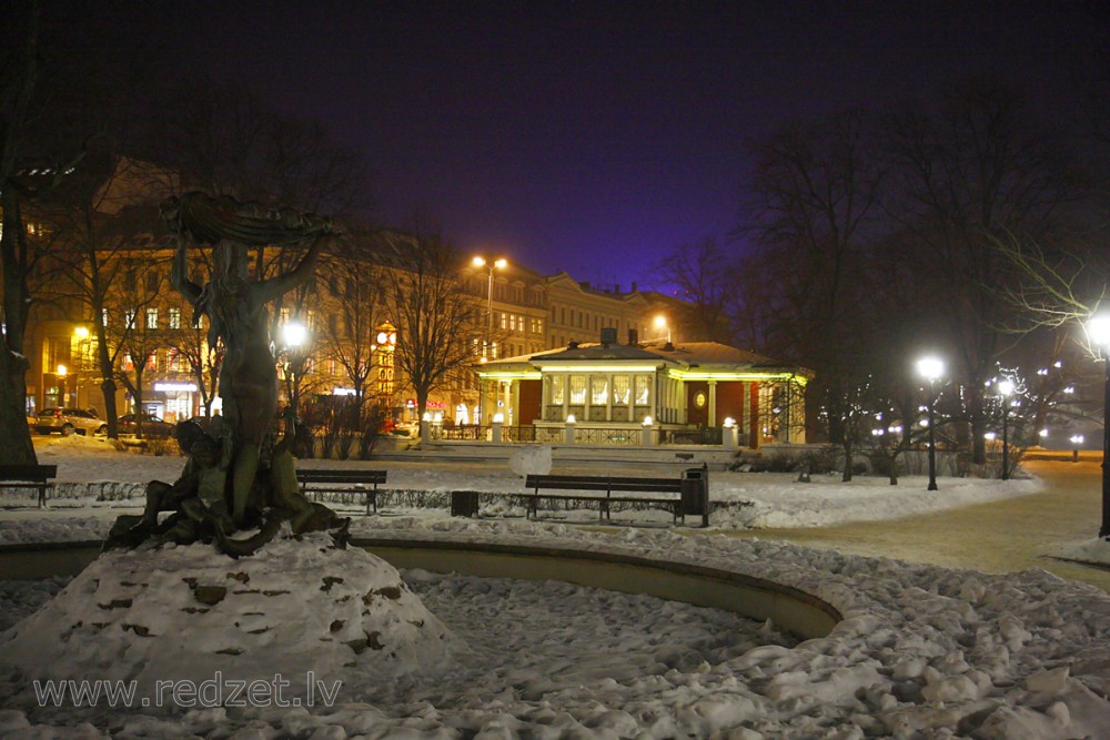 Strūklaka "Nimfa" ziemas naktī