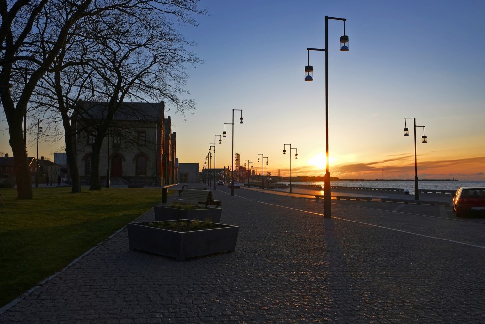 Atjaunotā Ostas ielas promenāde Ventspilī, saulrietā