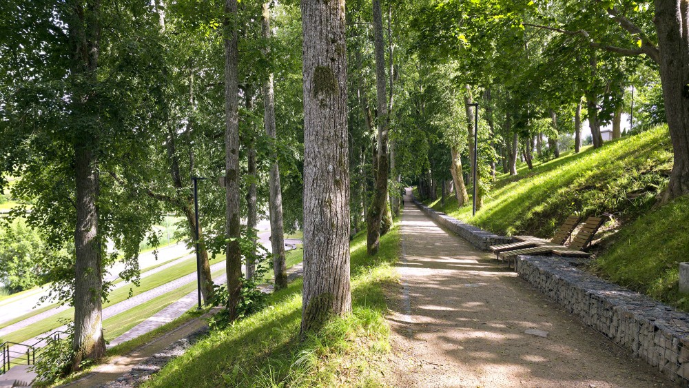 Ķēniņkalns park walkway in Talsi with wooden loungers
