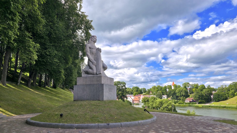 Monument "Koklētājs" by Talsi lake Monument "Koklētājs" by Talsi lake