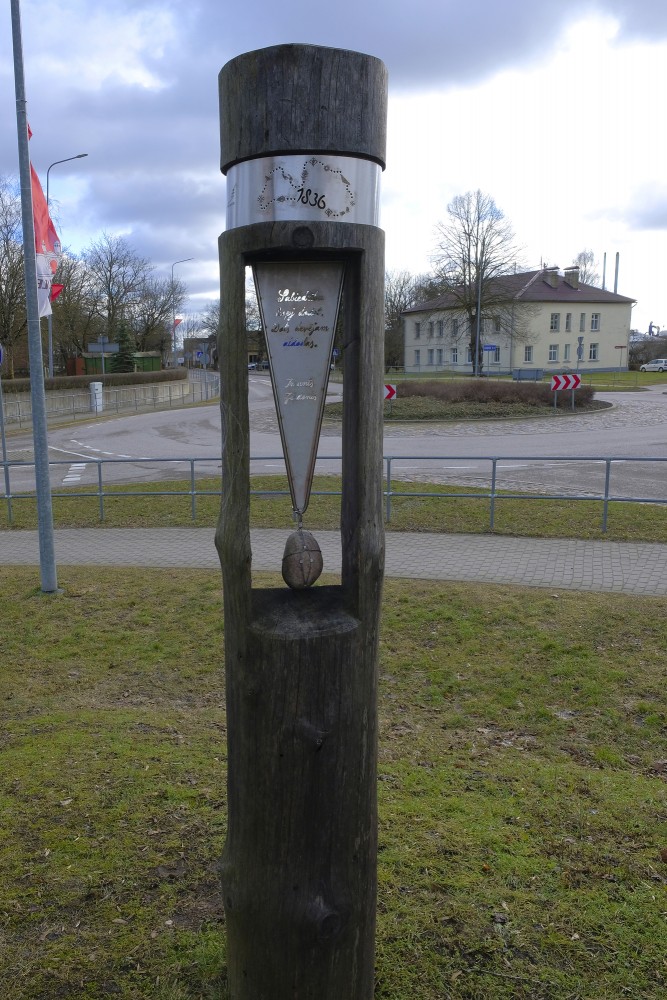 Projekta "1836 - Aplido, apceļo, apmīļo Latviju" zīme Priekulē