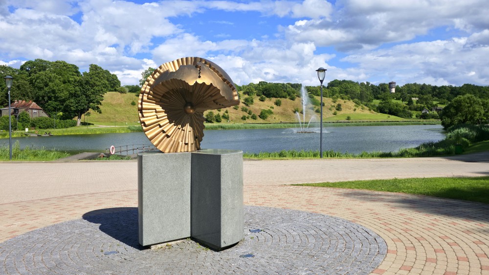 Vides objekts Latvijas saule Talsos pie ezera un strūklakas Vides objekts Latvijas saule Talsos pie ezera un strūklakas