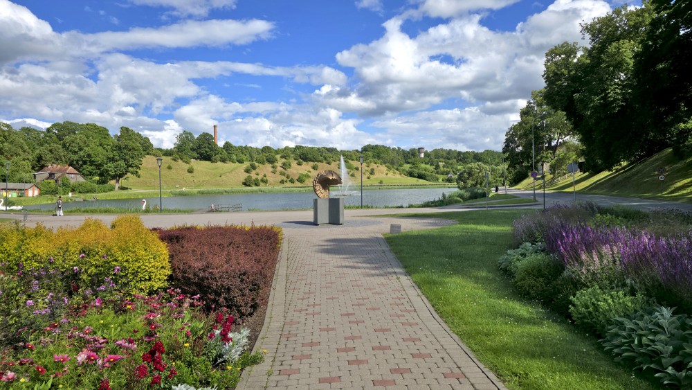 Talsu ezera krasta parks ar vides objektu Latvijas saule un ziedu dobēm