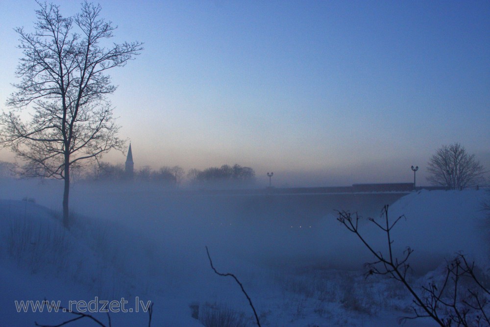 Kuldīga miglainā ziemas vakarā