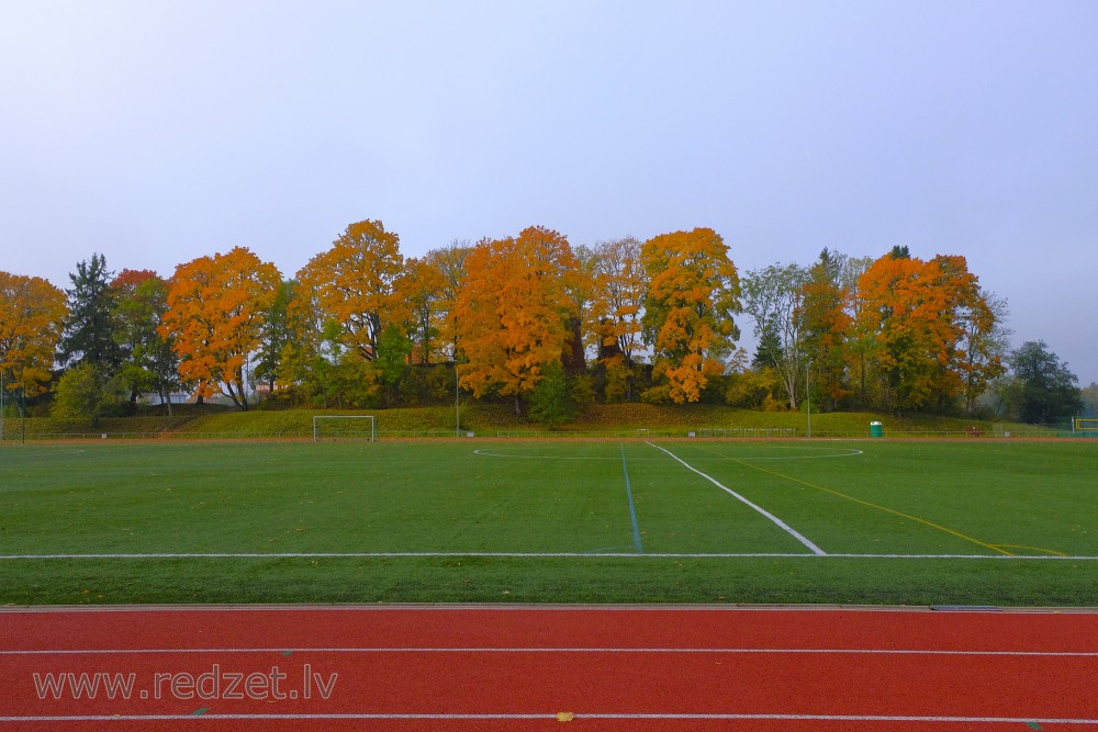 Alūksnes Pilssalas stadions rudenī