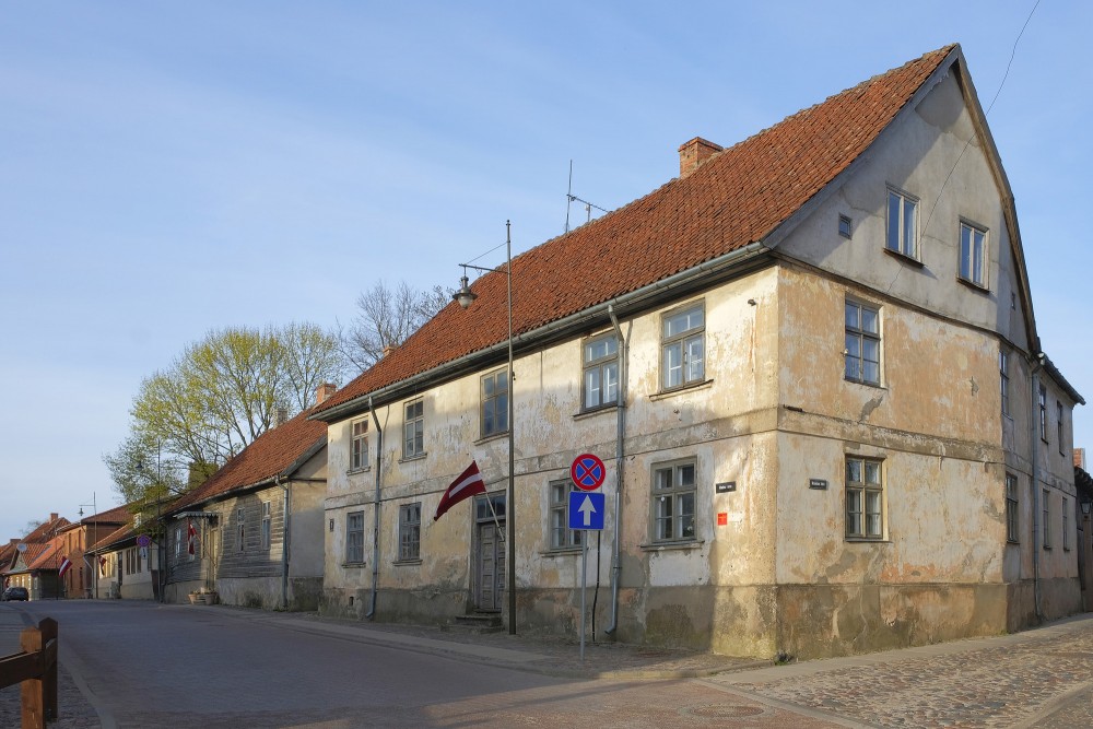 Kalnu un Rumbas ielas krustojums Kuldīgā