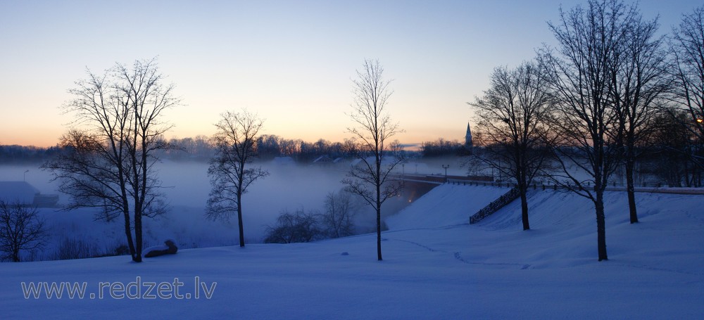 Kuldīgas panorāma miglainā ziemas vakarā