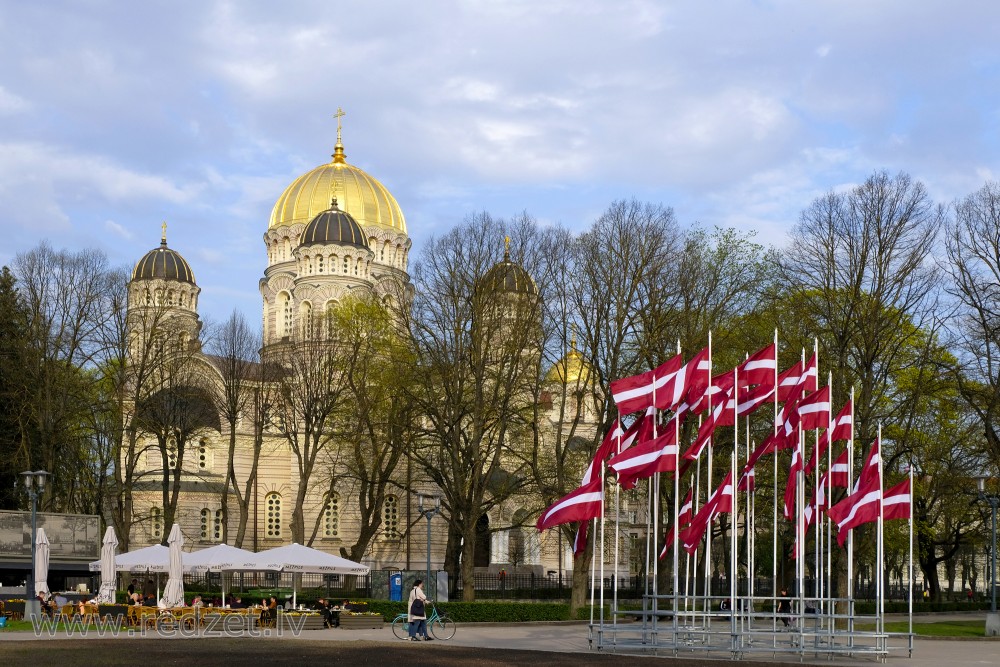 Esplanāde, Rīgas Kristus Piedzimšanas pareizticīgo katedrāle un Latvijas karogi