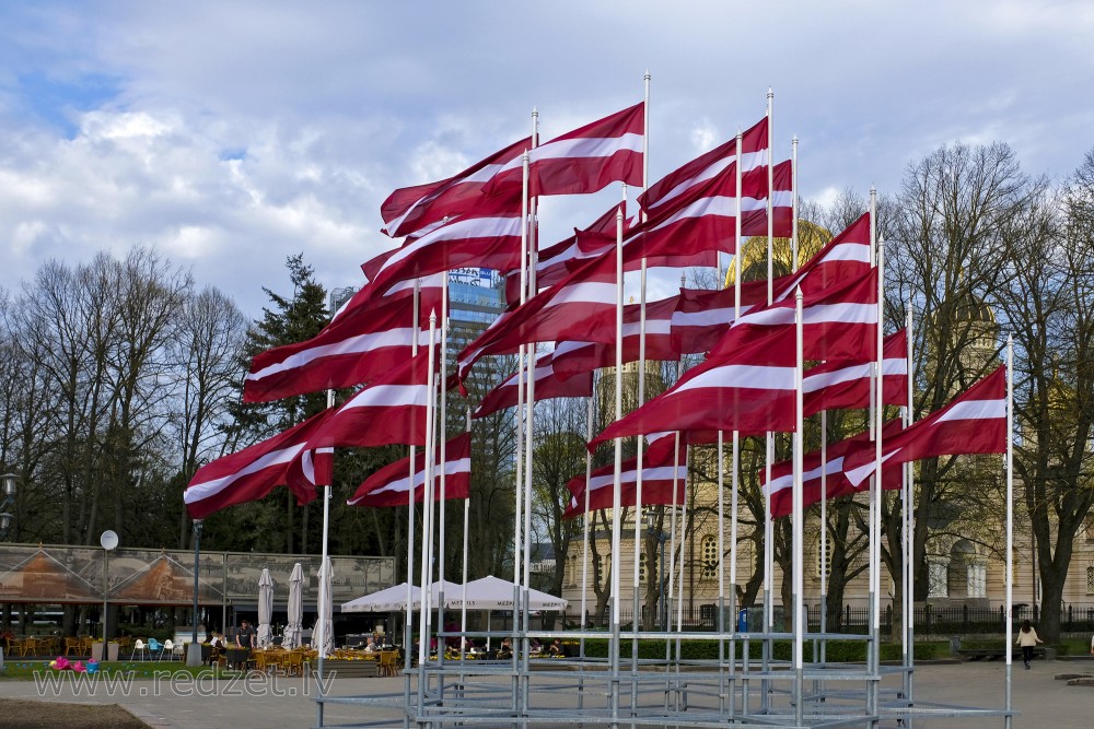 Latvijas karogi Esplanādē